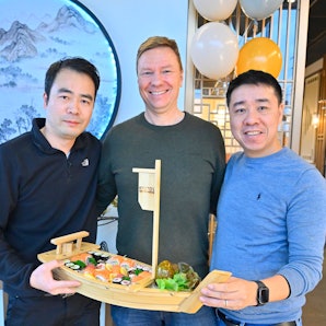 Drei Männer bei der Eröffnung des Sushirestaurant „Kyoto“ auf dem Gummersbacher Steinmüllergelände.