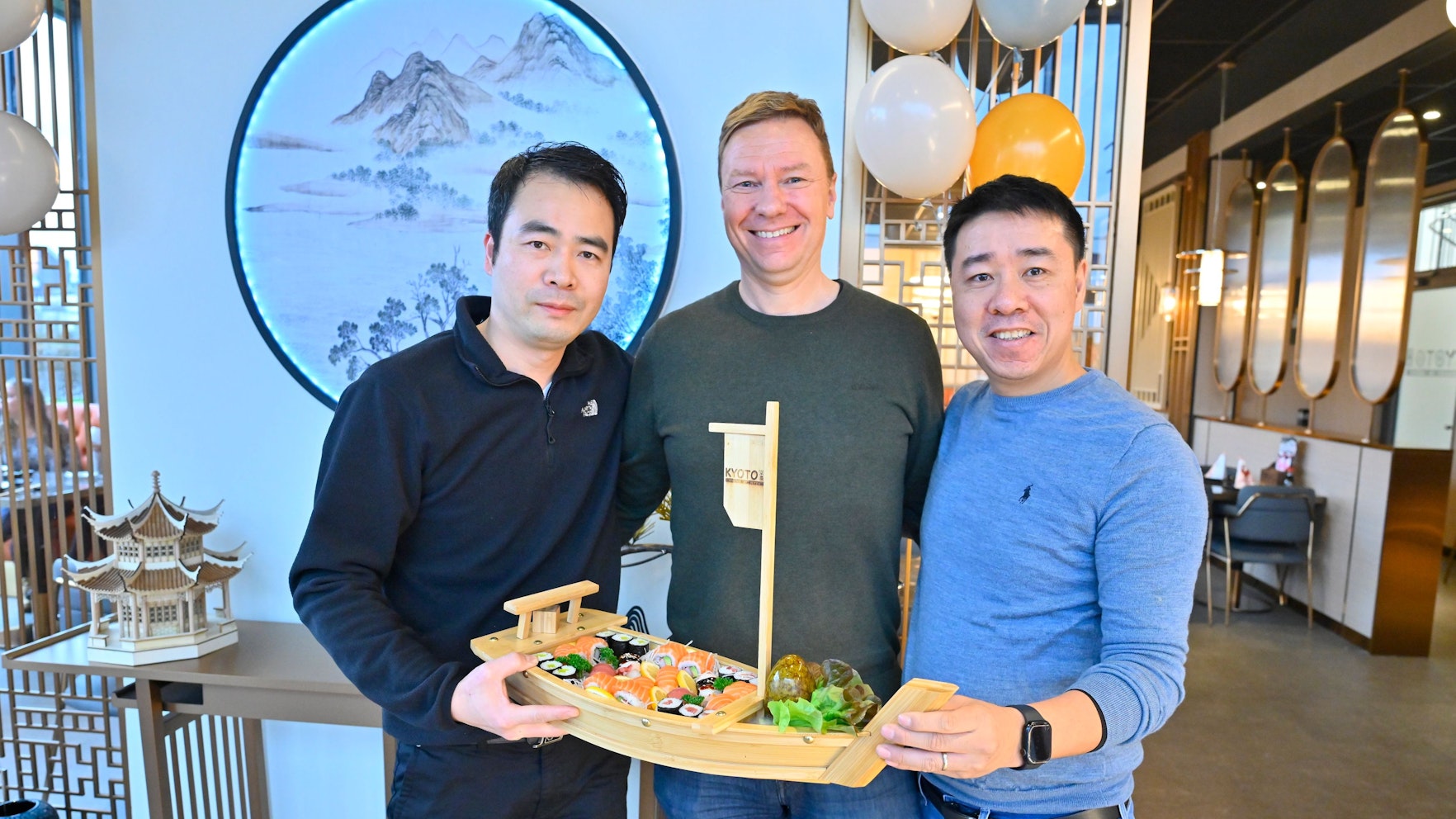 Drei Männer bei der Eröffnung des Sushirestaurant „Kyoto“ auf dem Gummersbacher Steinmüllergelände.