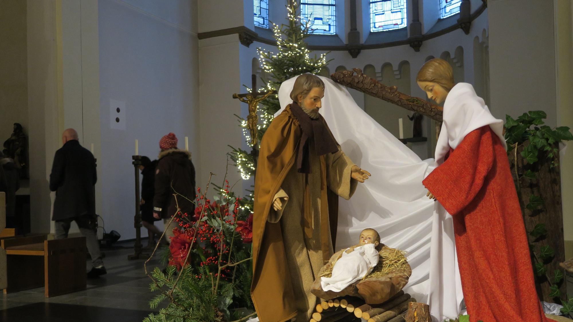 Blick auf die Krippenfiguren vor dem Altarraum von St. Rochus in Bickendorf