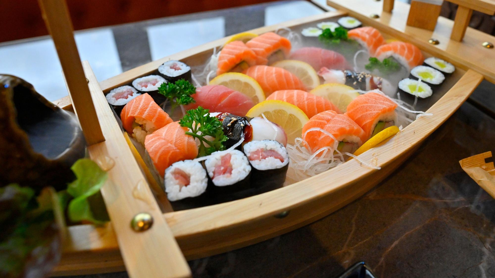 Ein Teller mit verschiedenem Sushi.