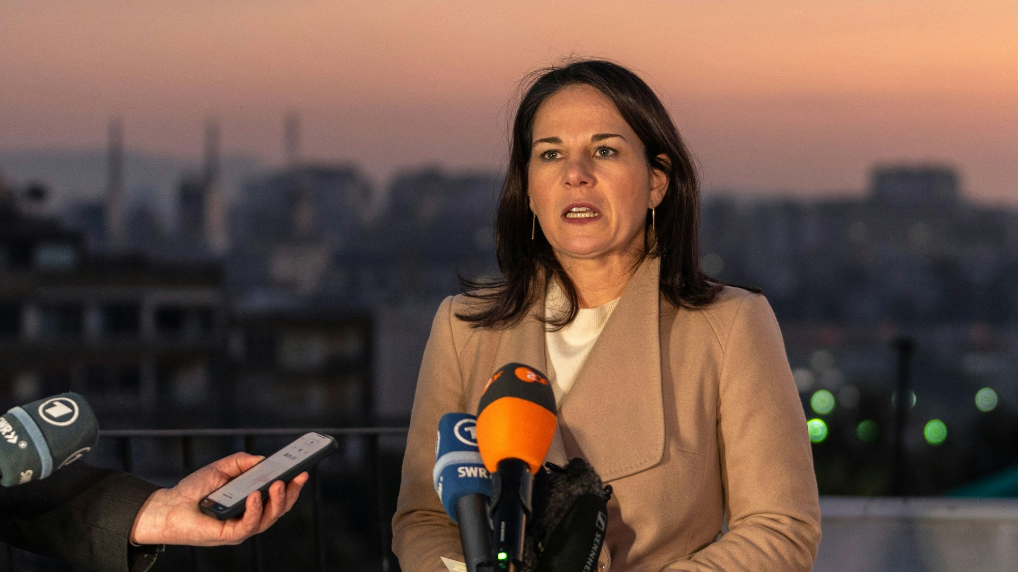 Die deutsche Außenministerin Annalena Baerbock (Bündnis 90/Die Grünen) hält eine Pressekonferenz während eines offiziellen Besuchs in Damaskus.