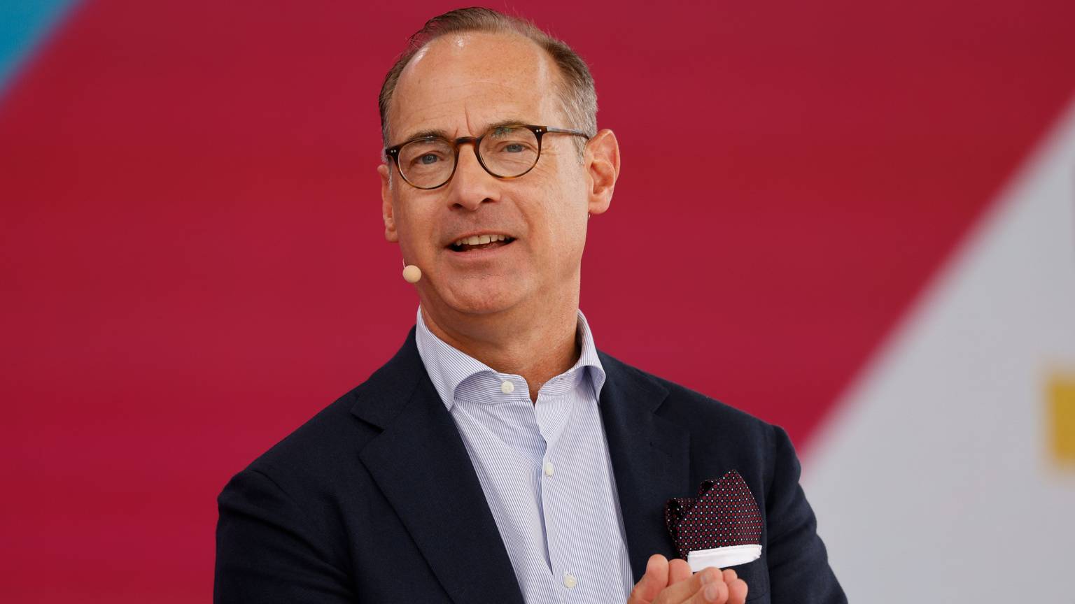 Oliver Bäte, Vorstandsvorsitzender Allianz, spricht auf einer Kölner Bühne.
