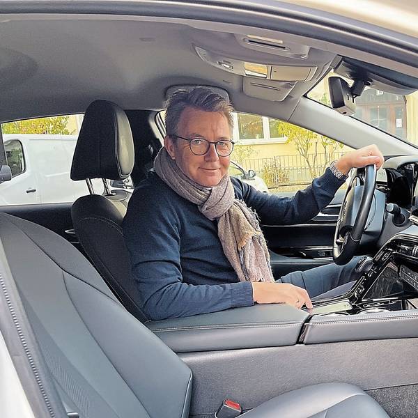 Unser Autor Tobias Schmidt fühlte sich wohl im Cockpit des Toyota Mirai II, einem von zwei derzeit käuflichen Wasserstoff-Autos.