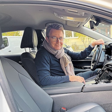 Unser Autor Tobias Schmidt fühlte sich wohl im Cockpit des Toyota Mirai II, einem von zwei derzeit käuflichen Wasserstoff-Autos.