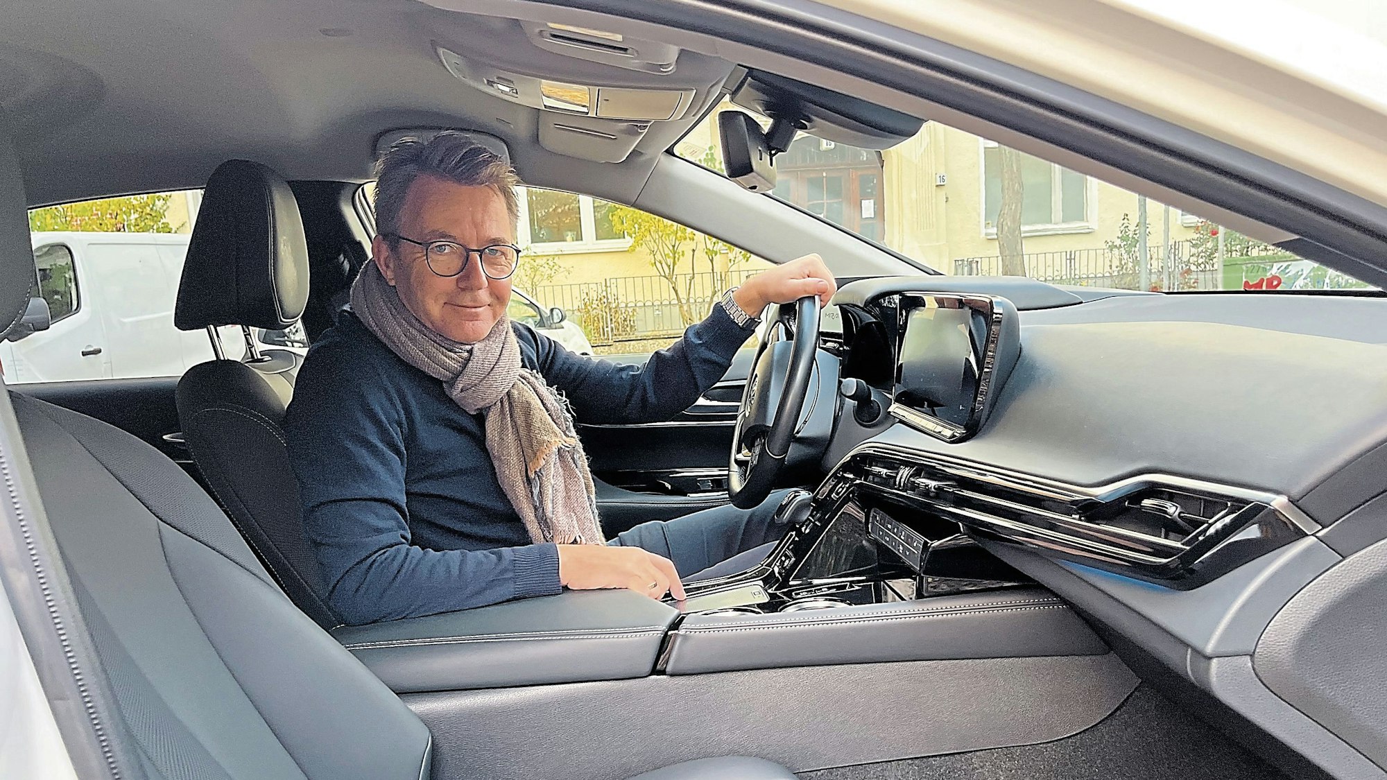 Unser Autor Tobias Schmidt fühlte sich wohl im Cockpit des Toyota Mirai II, einem von zwei derzeit käuflichen Wasserstoff-Autos.