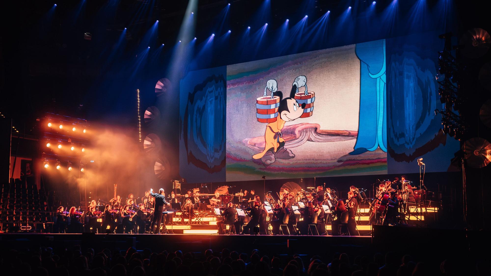 Das Hollywood-Sound-Orchestra begleitet die Darstellerinnen und Darsteller live.