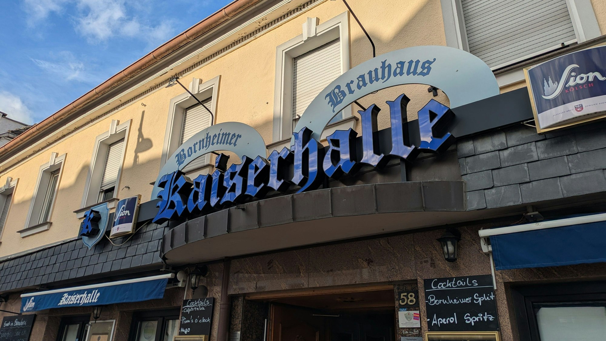 Blick auf den Eingang des Gasthauses Kaiserhalle.
