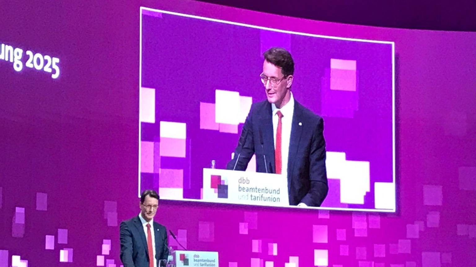 NRW-Ministerpräsident Hendrik Wüst redet auf der Jahrestagung des Deutschen Beamtenbundes (dbb) in Köln.