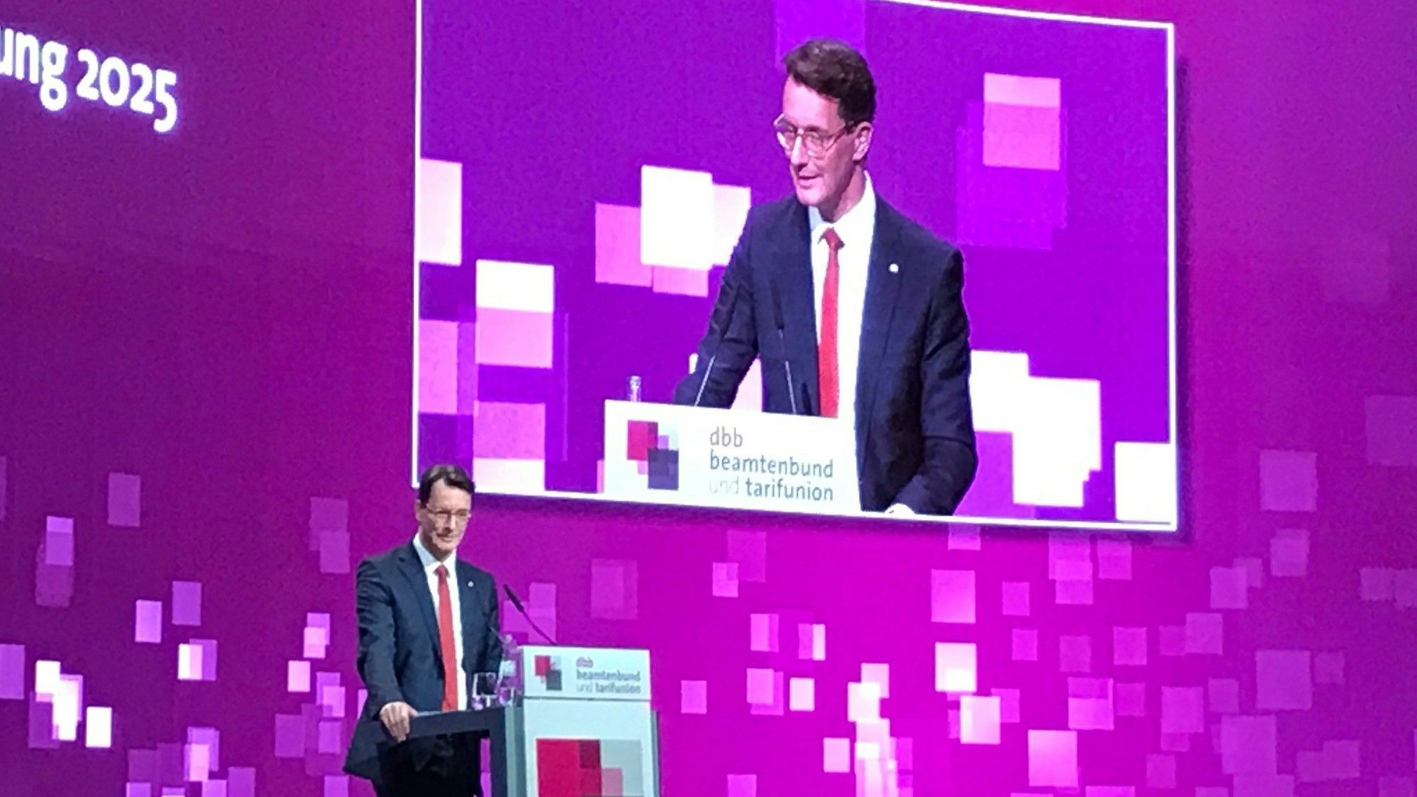 NRW-Ministerpräsident Hendrik Wüst redet auf der Jahrestagung des Deutschen Beamtenbundes (dbb) in Köln.