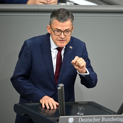 ARCHIV - 17.10.2024, Berlin: Roderich Kiesewetter (CDU) spricht in der Plenarsitzung im Deutschen Bundestag. Die Hauptthemen der 194. Sitzung der 20. Legislaturperiode sind eine Debatte über ein Jahr Nationale Sicherheitsstrategie, die Krankenhausreform, der Gleichwertigkeitsbericht 2024 und ein Gesetzentwurf zur Neuordnung des Wehrdisziplinarrechts. (zu dpa: «Kiesewetter: Kanzlerreise nach Kiew ist «verlogen»») Foto: Rabea Gruber/dpa +++ dpa-Bildfunk +++