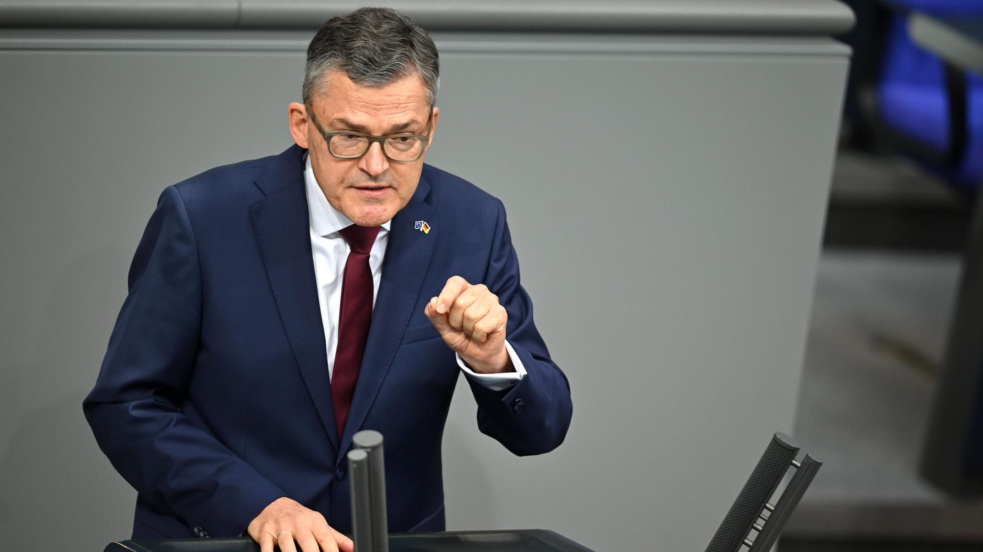 CDU-Politiker Roderich Kiesewetter bei einer Rede im Bundestag. (Archivbild)
