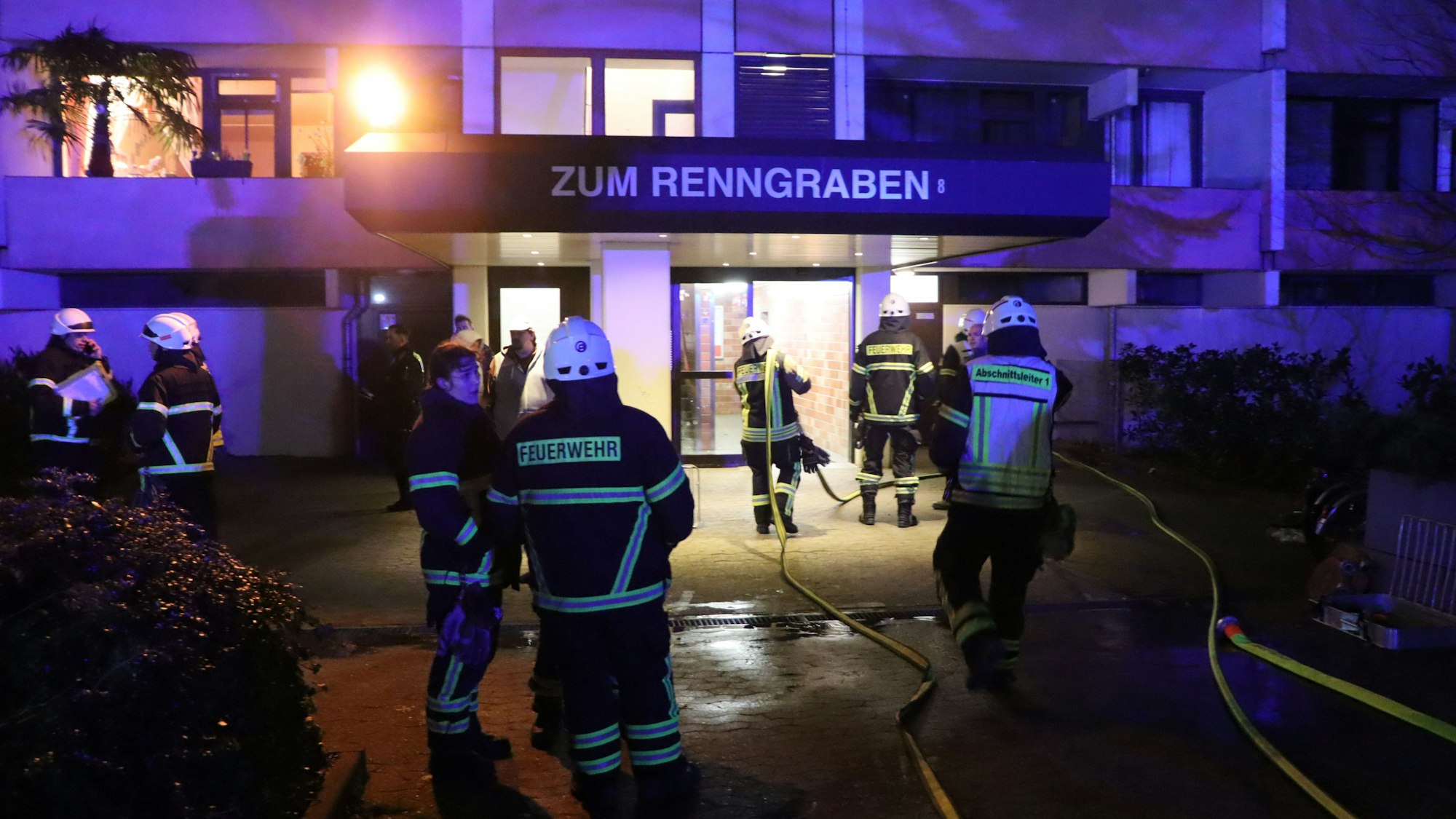 Ein Feuer war auf einem Balkon im ersten Obergeschoss eines Mehrfamilienhauses in der Straße „Zum Renngraben“ ausgebrochen.