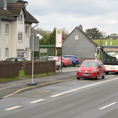 Ein Bus hält auf einem Seitenstreifen am Rande der Straße.