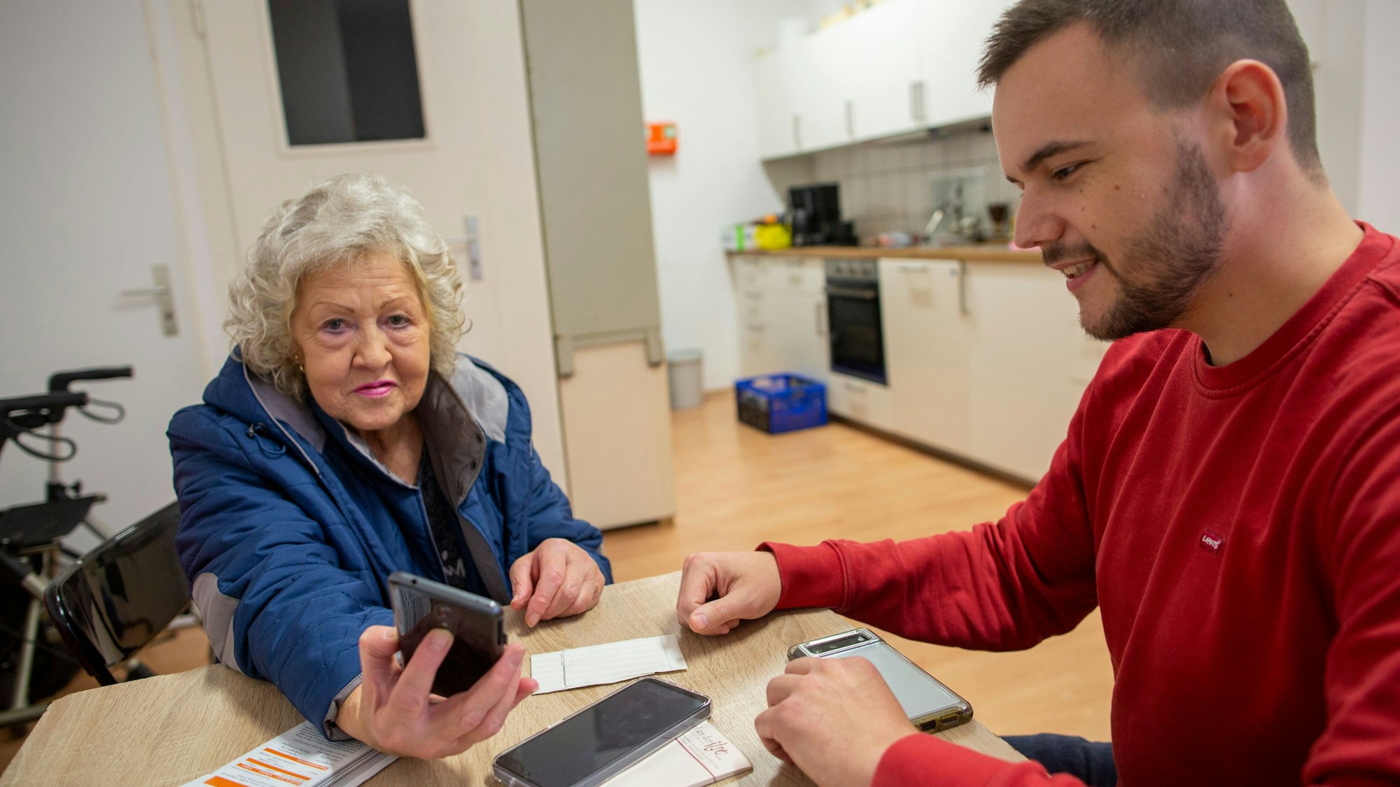 „Wo sind meine Fotos geblieben?“ Im Repair-Café Humboldt/Gremberg gibt es auch dafür Hilfe.