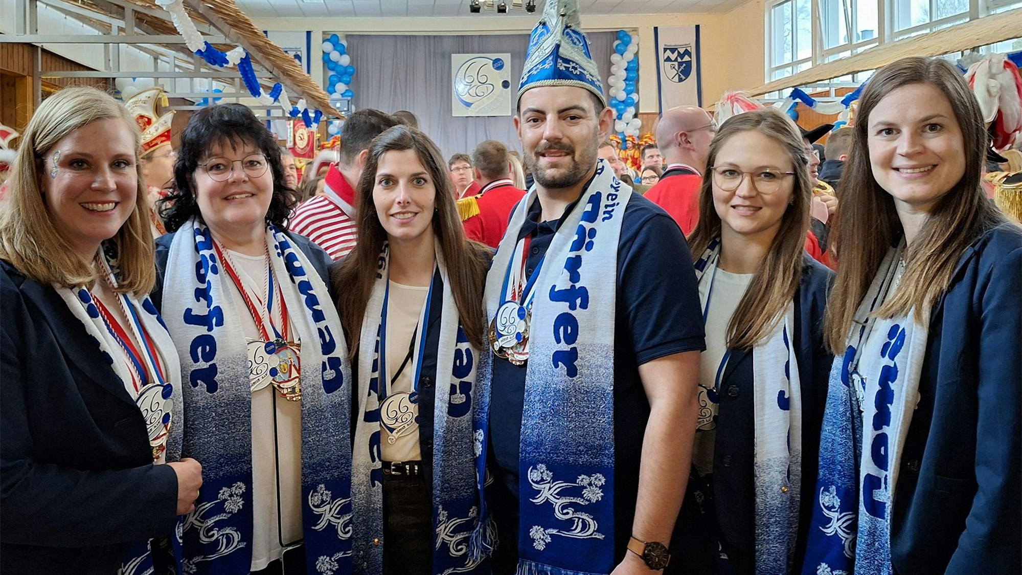 Die Vorstandsmitglieder des Vereins Gemötliche Dörfer - bestehend aus fünf Frauen und einem Mann - stehen beieinander. Sie tragen den Vereinsschal und den aktuellen Orden.