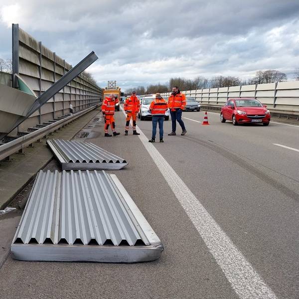 Auf der A560 bei Hennef fielen Teile der Lärmschutzwand auf den Standstreifen der Autobahn.