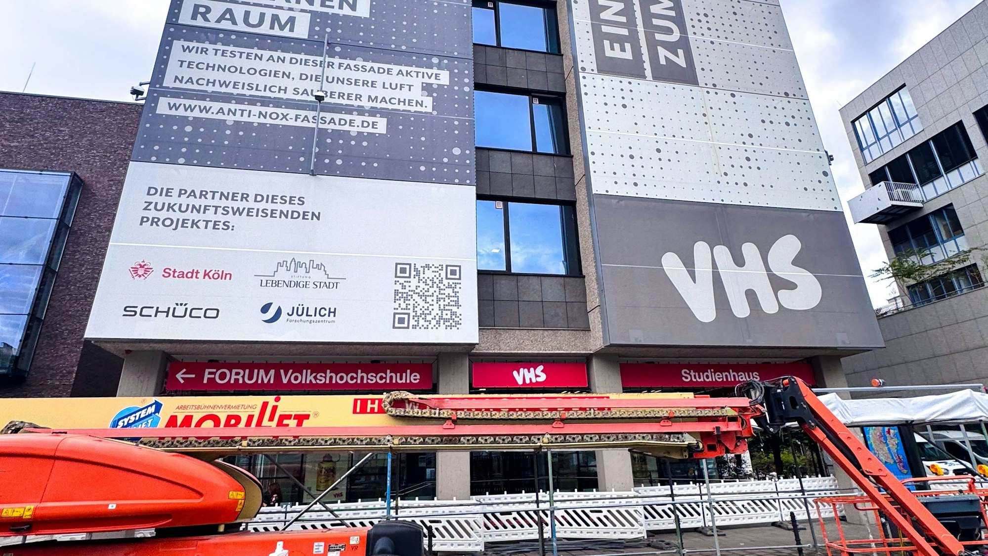 Die luftreiningende Textilfassade an der VHS wird durch eine bessere Version ausgetauscht.