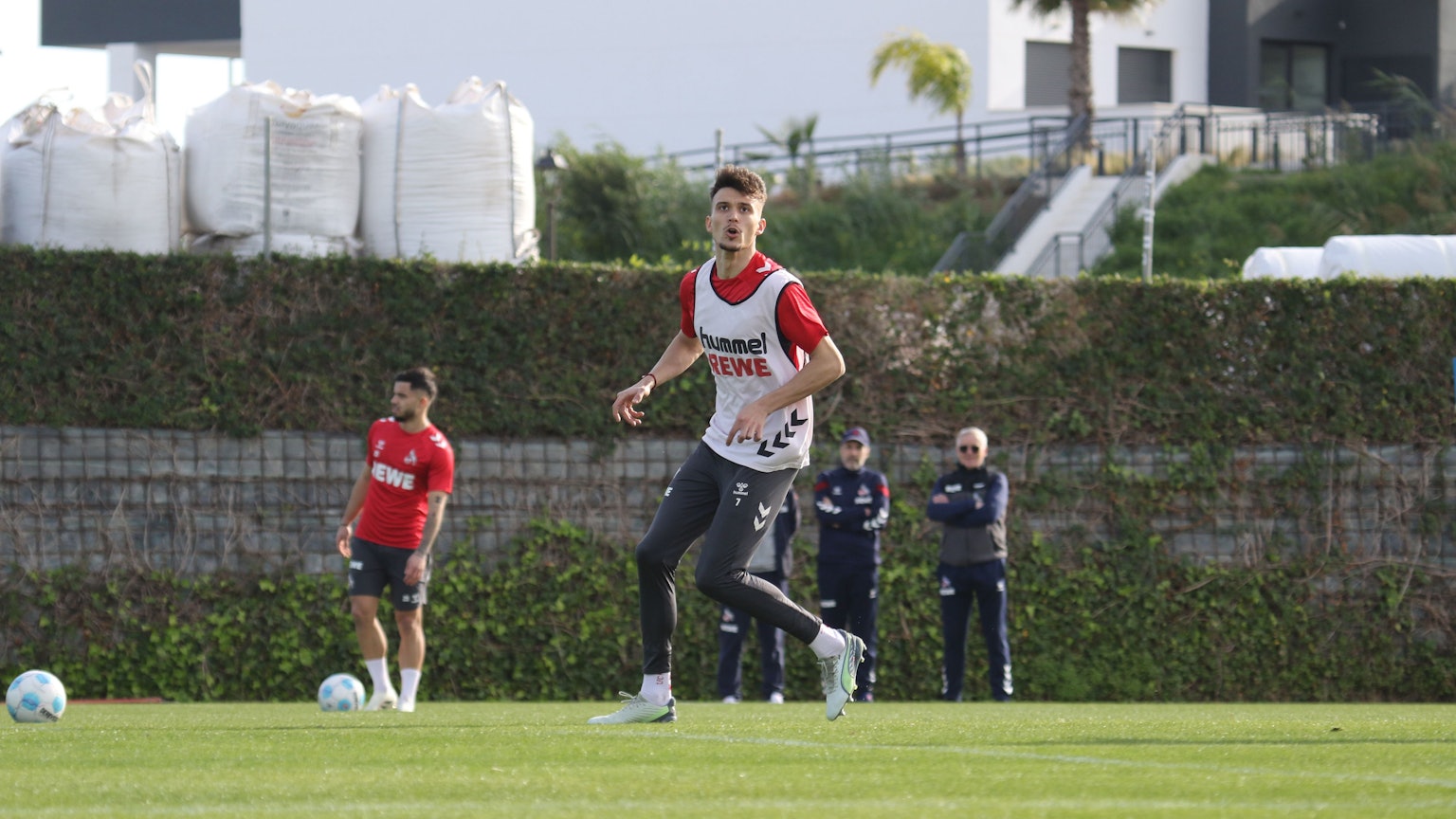 Dejan Ljubicic hat den Ball im Trainingslager des 1. FC Köln fest im Blick.