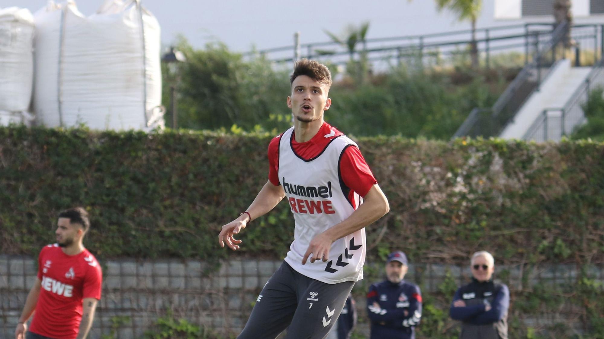 Dejan Ljubicic hat den Ball im Trainingslager des 1. FC Köln fest im Blick.