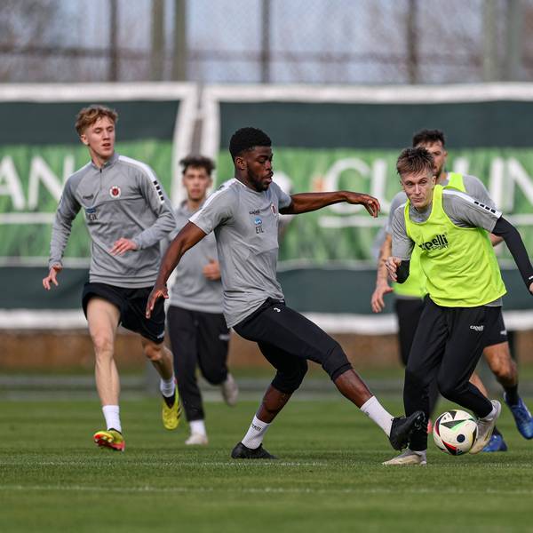 Paul Pöpperl (M.) im Trainings-Zweikampf mit Kwabe Schulz