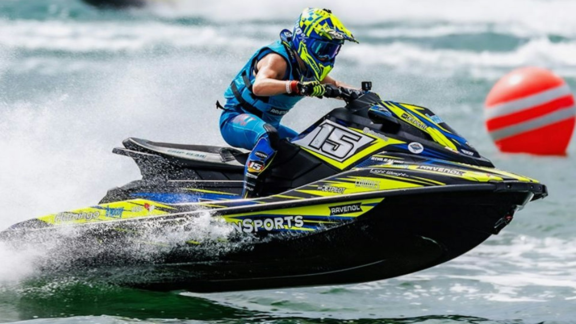 Auf dem Bild ist ein Jetskifahrer bei einem Rennen zu sehen.