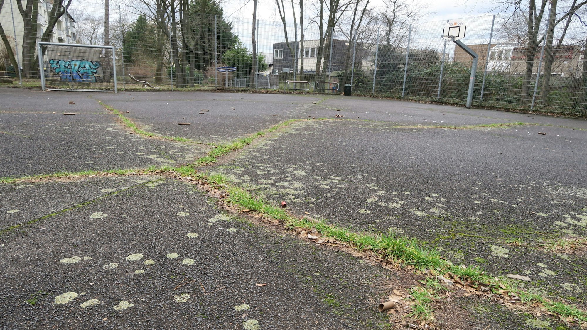 Kaum noch bespielbar: Der Bolzplatz in der Max-Fremery-Straße soll eine neue Asphaltdecke bekommen.