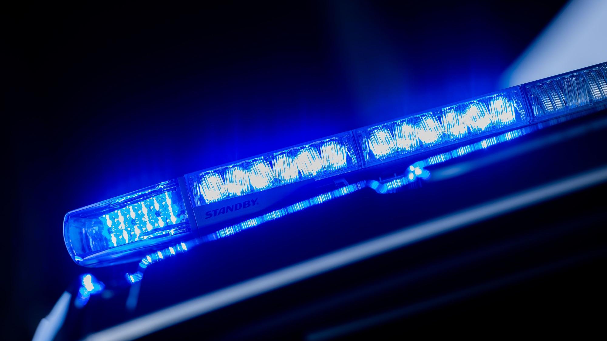 Ein Blaulicht leuchtet auf einem Einsatzwagen der Polizei. (Symbolbild)