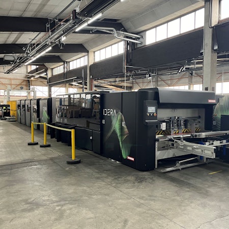 In einer Fabrikhalle stehen große Druckmaschinen.