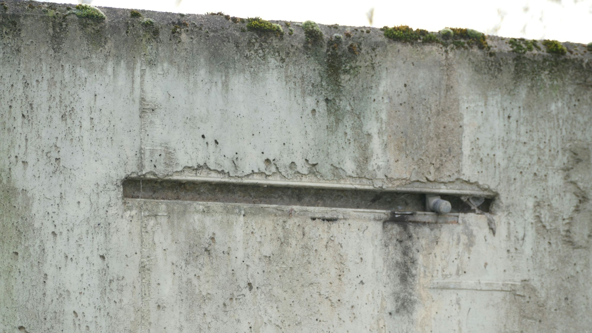 Ein Schlitz in einer Mauer.