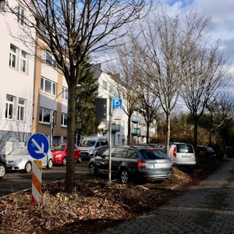 In dem ersten Teilbereich des Kringswegs zwischen Robert-Koch- und Wilhem-Backhaus-Straße wurde das Grün auf dem Mittelstreifen bereits entfernt.