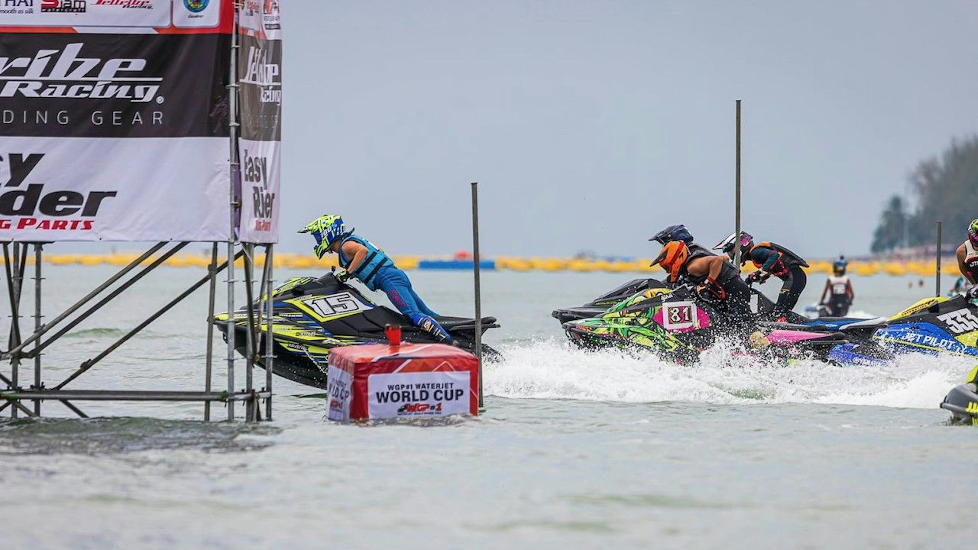 Auf dem Bild ist der Start eines Jet Ski-Rennens zu sehen.