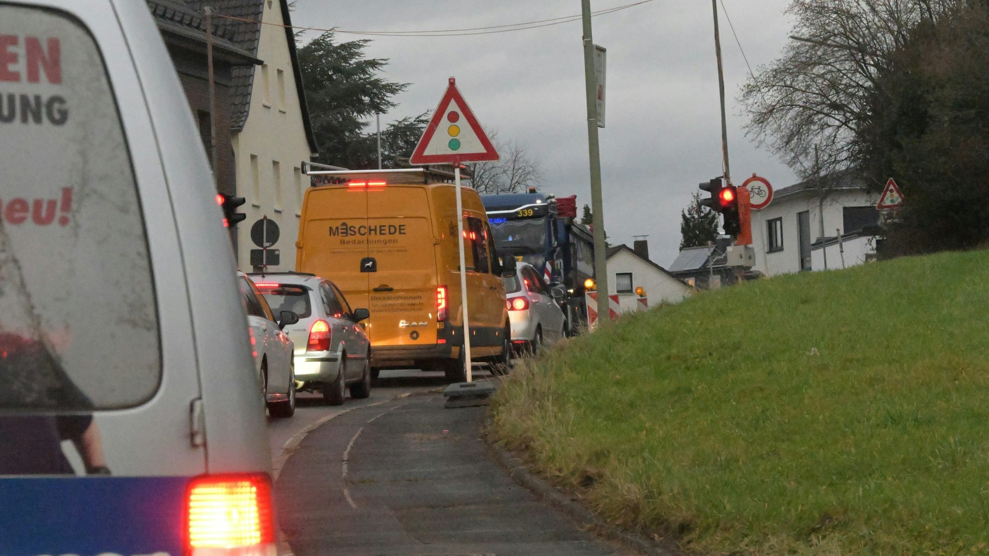 Autos stauen sich an einer Baustellenampel.