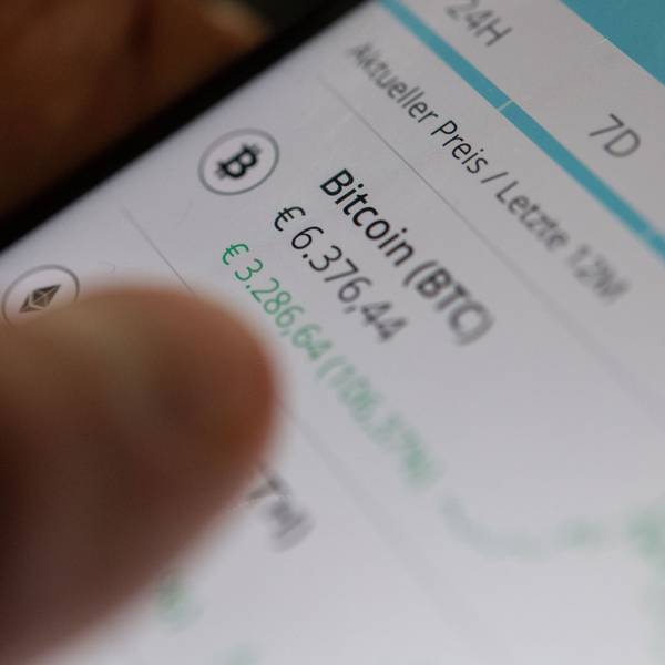 ILLUSTRATION - Eine Frau bedient die App "Bison" der Börse Stuttgart, mit der Kryptowährungen wie Bitcoin, Ethereum, Litecoin und Ripple über ein Smartphone gekauft und verkauft werden können. (zu dpa "Pressekonferenz der Börse Stuttgart zu Abschluss des Börsenjahres 2019") +++ dpa-Bildfunk +++