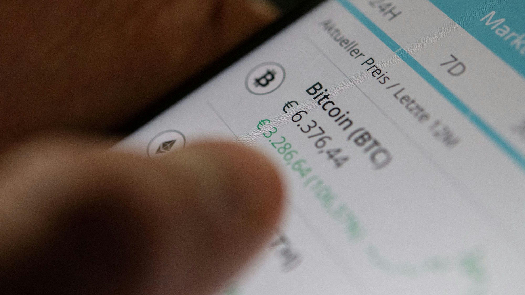 ILLUSTRATION - Eine Frau bedient die App "Bison" der Börse Stuttgart, mit der Kryptowährungen wie Bitcoin, Ethereum, Litecoin und Ripple über ein Smartphone gekauft und verkauft werden können. (zu dpa "Pressekonferenz der Börse Stuttgart zu Abschluss des Börsenjahres 2019") +++ dpa-Bildfunk +++