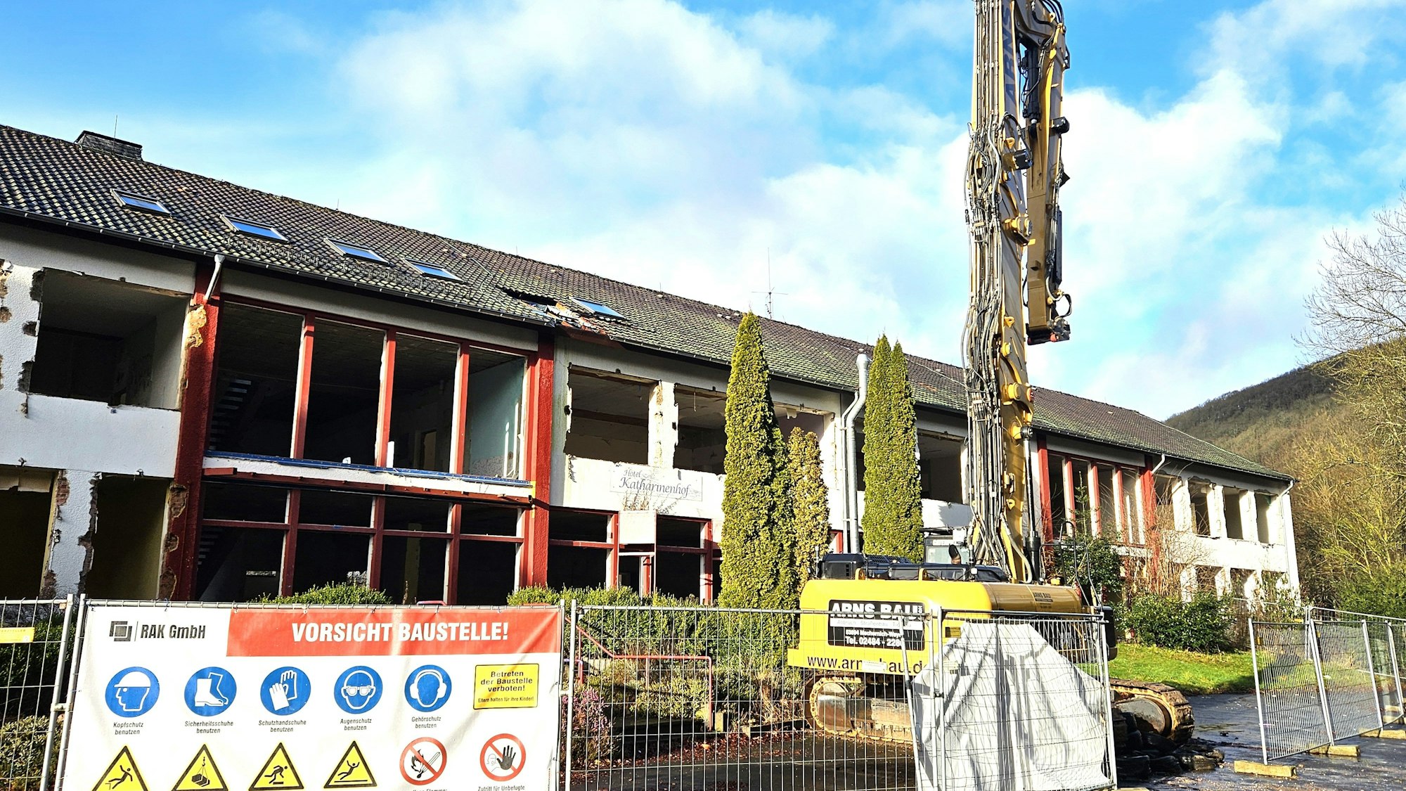 Vor dem ehemaligen Hotel Katharinenhof steht ein Bagger.