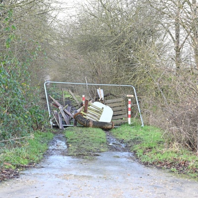 Auf einer Zufahrt wurde eine Barrikade errichtet.