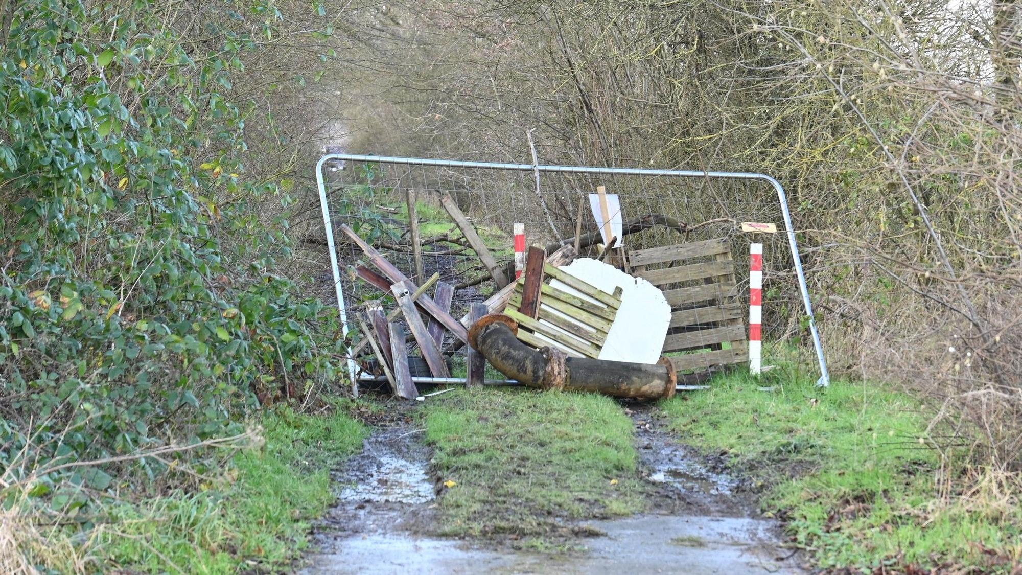 Das Bild zeigt einen zugestellten Feldweg