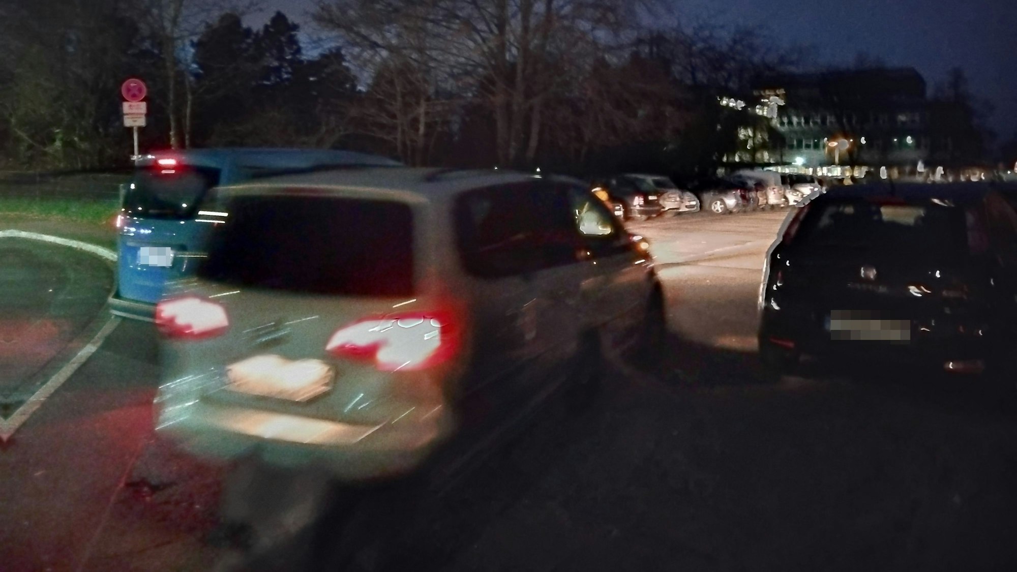 Autos stauen sich vor einer Schule