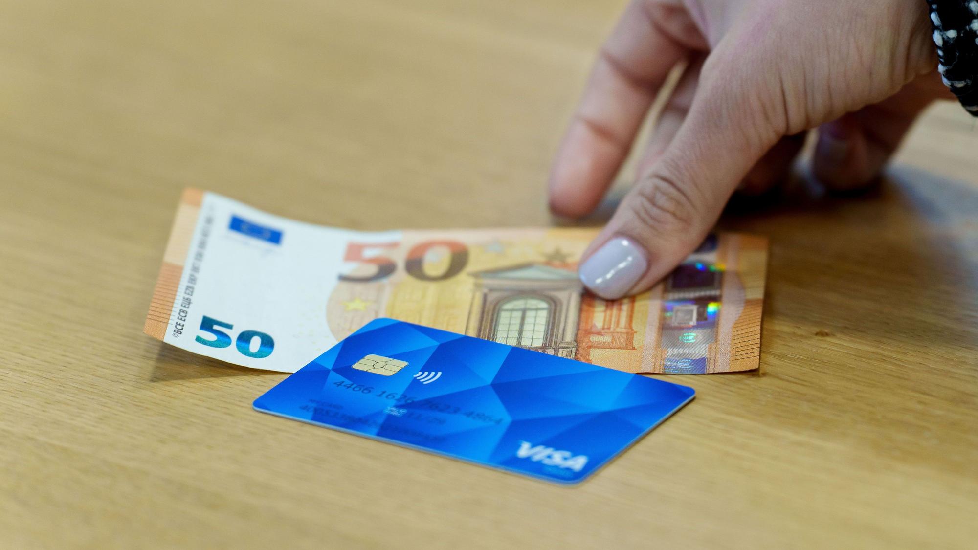 Mit der Bezahlkarte erhalten Geflüchtete Sozialleistungen künftig als Guthaben auf einer Visa Debitkarte.