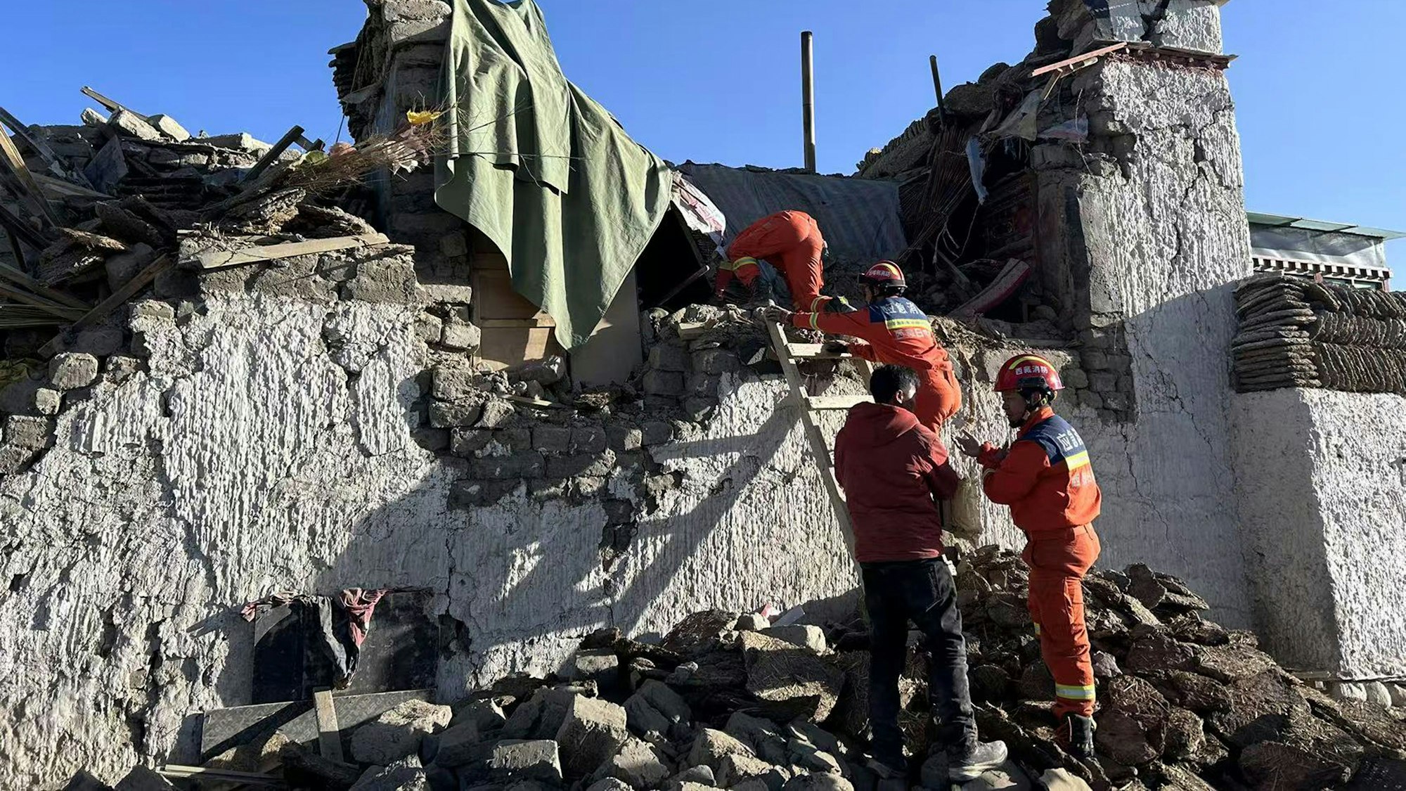 07.01.2025, China, Xigaze: Auf diesem von der Nachrichtenagentur Xinhua veröffentlichten Foto suchen Rettungskräfte nach einem Erdbeben in der Changsuo-Gemeinde Dingri in Xigaze in der Autonomen Region Tibet im Südwesten Chinas nach Überlebenden. Foto: Anonymous/Xinhua/AP/dpa - ACHTUNG: Nur zur redaktionellen Verwendung und nur mit vollständiger Nennung des vorstehenden Credits +++ dpa-Bildfunk +++