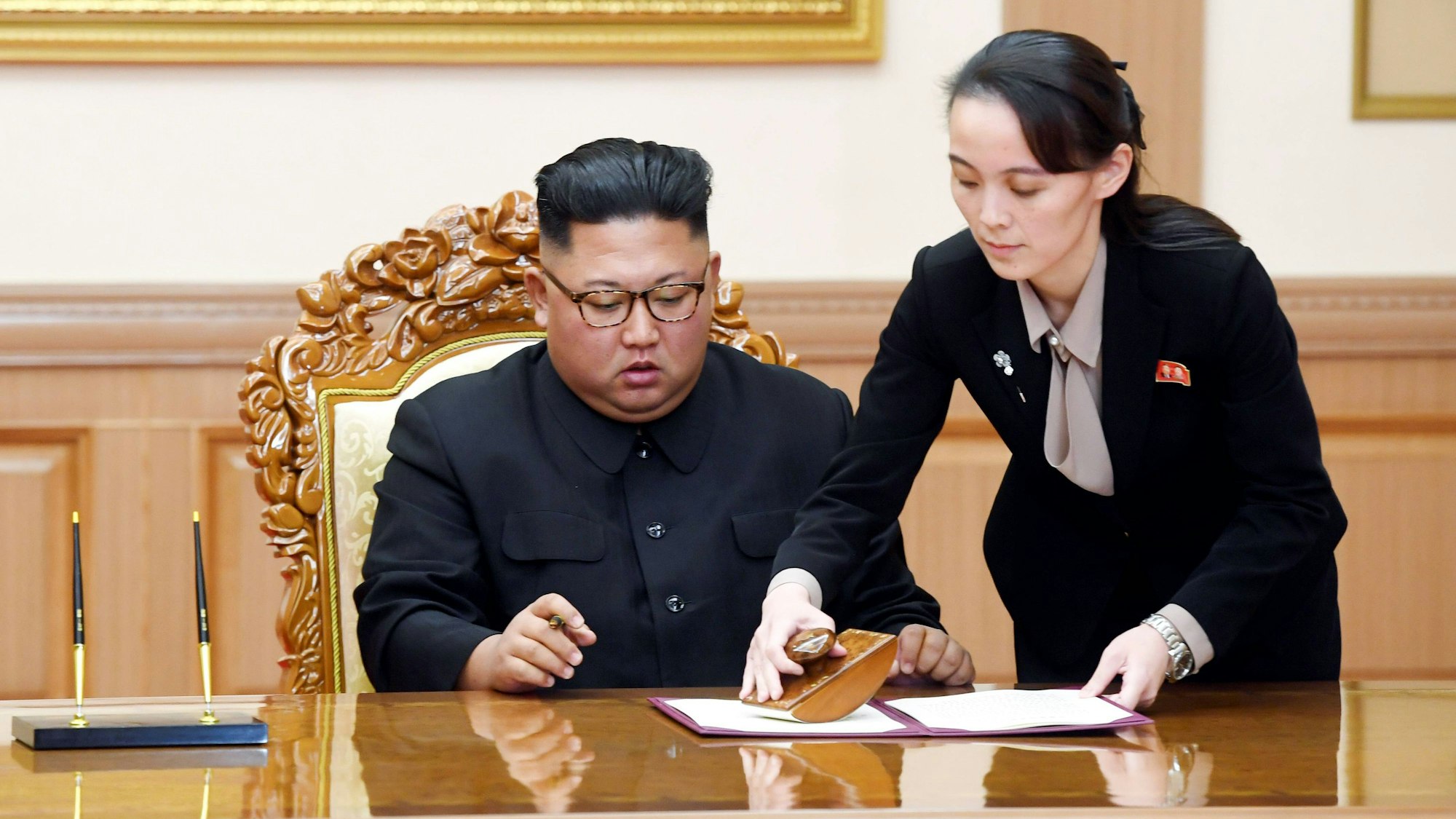 Kim Jong-Un und seine jüngere Schwester Kim Yo-Jong helfen sich.