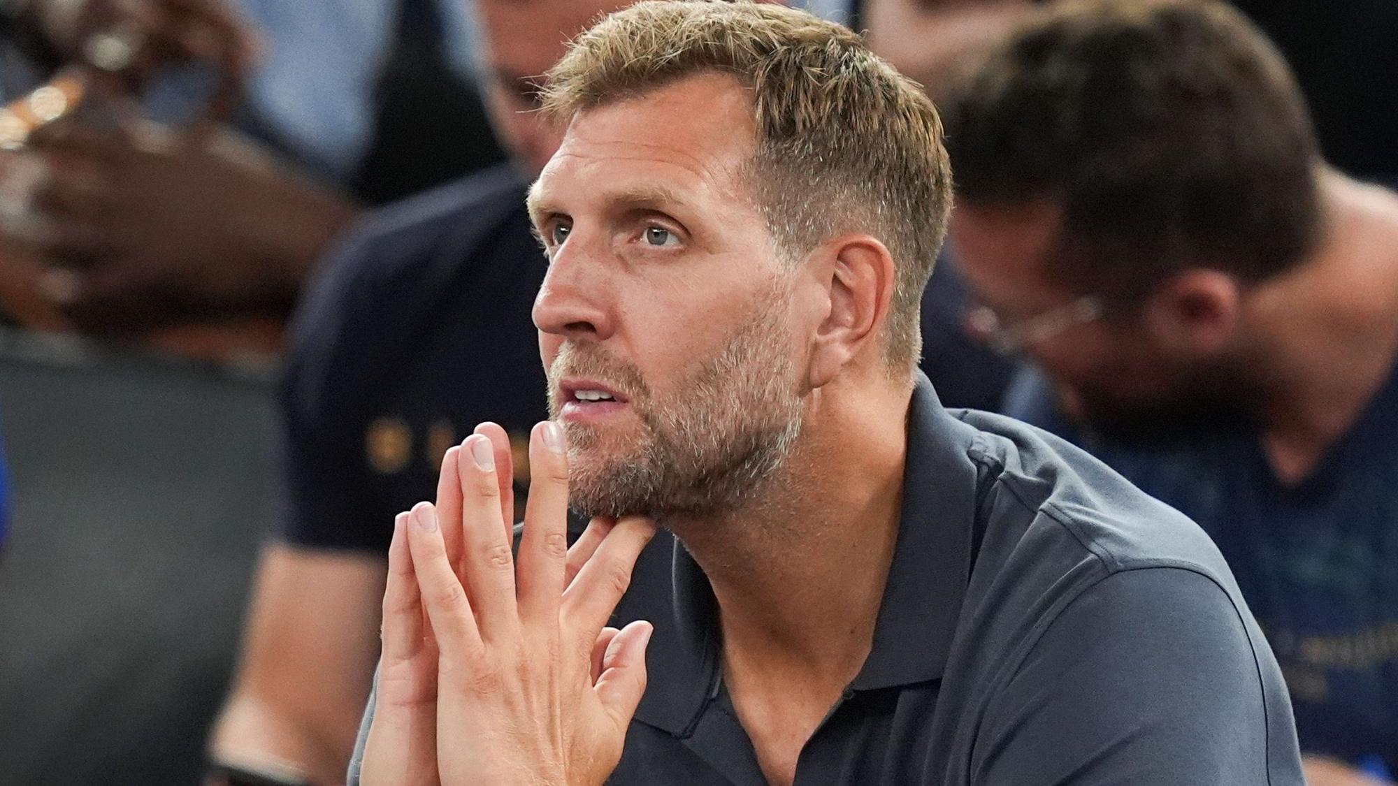 ARCHIV - 06.08.2024, Frankreich, Paris: Olympia, Paris 2024, Basketball, Frankreich - Kanada, Finalrunde, Viertelfinale, Dirk Nowitzki sitzt auf der Tribüne.