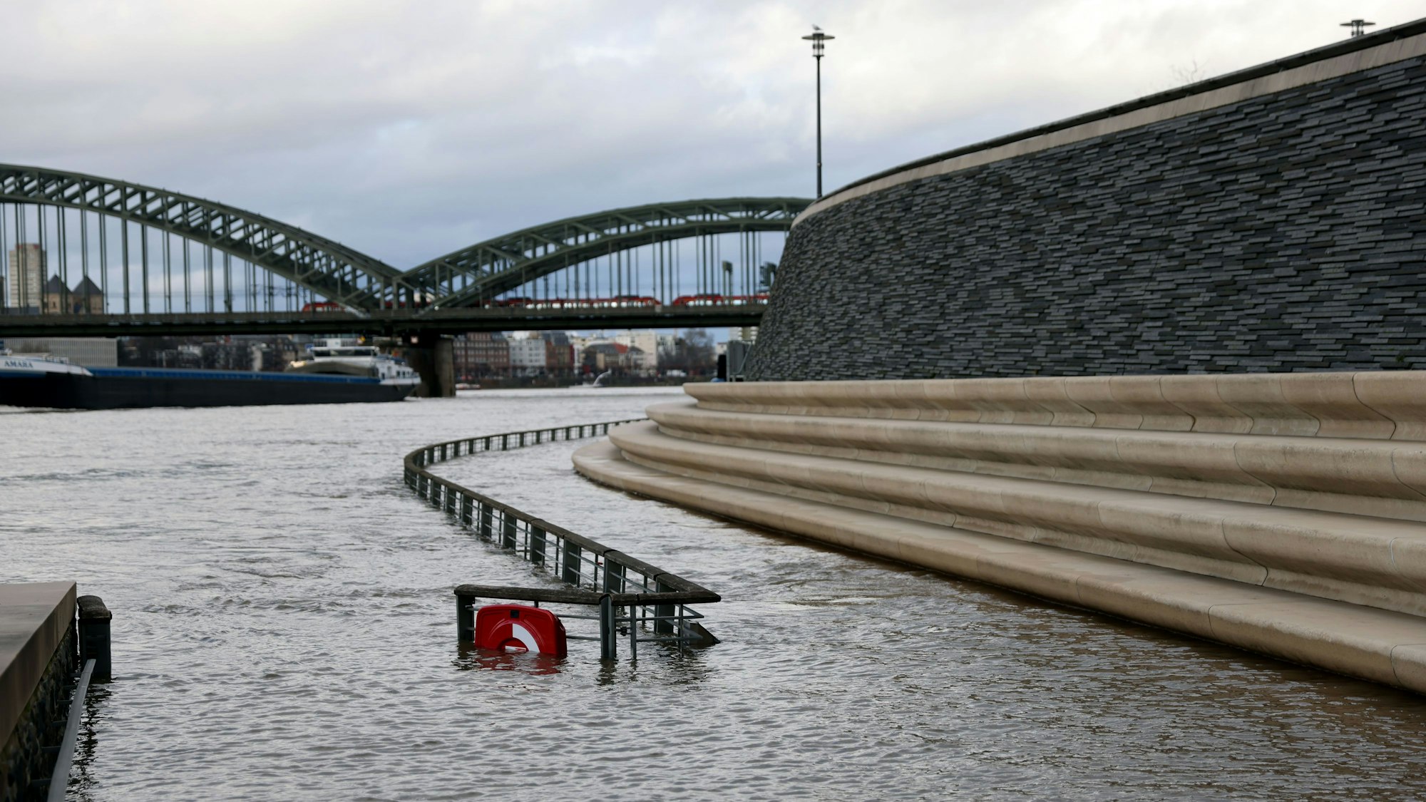 Hochwasser am Rheinboulevard in Köln-Deutz.