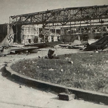 Der Flugplatz Hangelar im Zweiten Weltkrieg, Blick auf die von deutschen Pionieren gesprengte Werft im Nordwestbereich des Flugplatzes. Heute ist das Gelände im Besitz der Bundespolizei.