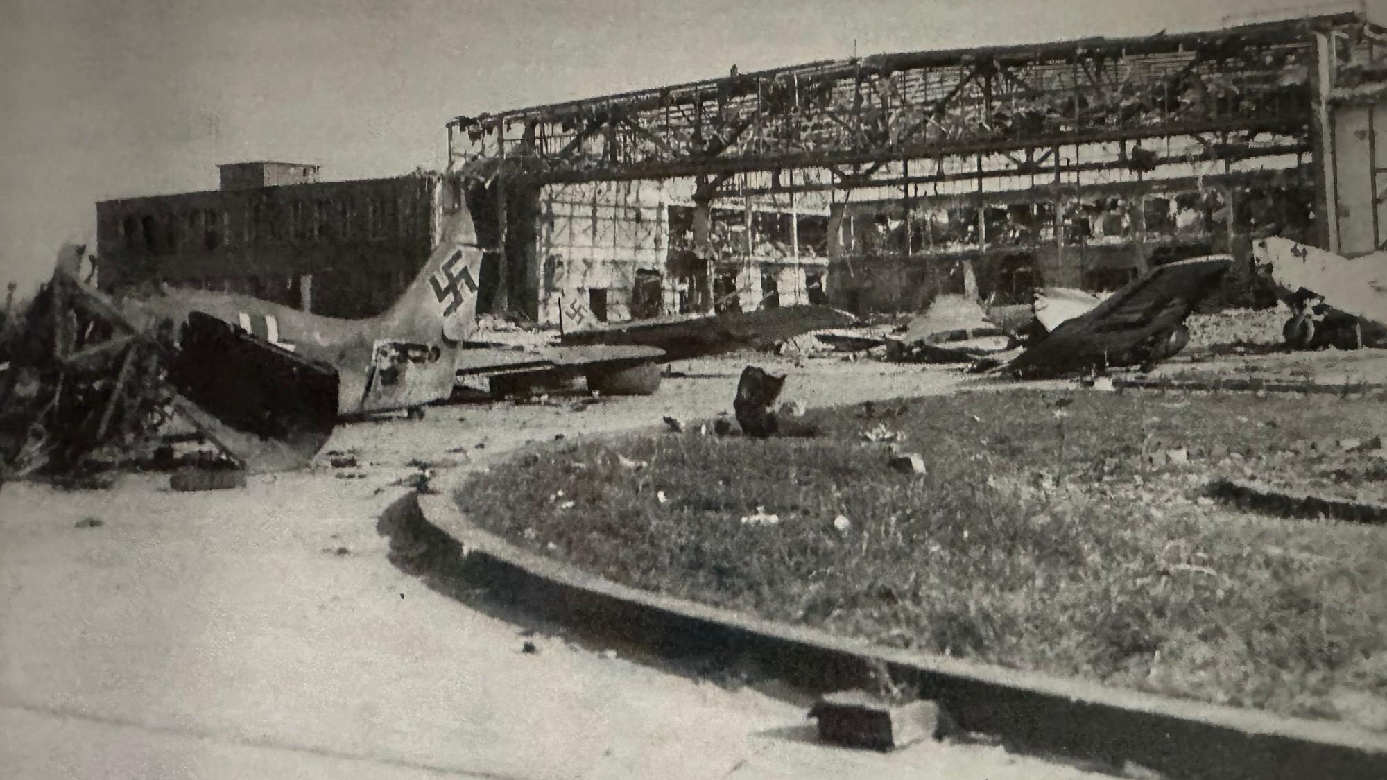 Der Flugplatz Hangelar im Zweiten Weltkrieg, Blick auf die von deutschen Pionieren gesprengte Werft im Nordwestbereich des Flugplatzes. Heute ist das Gelände im Besitz der Bundespolizei.