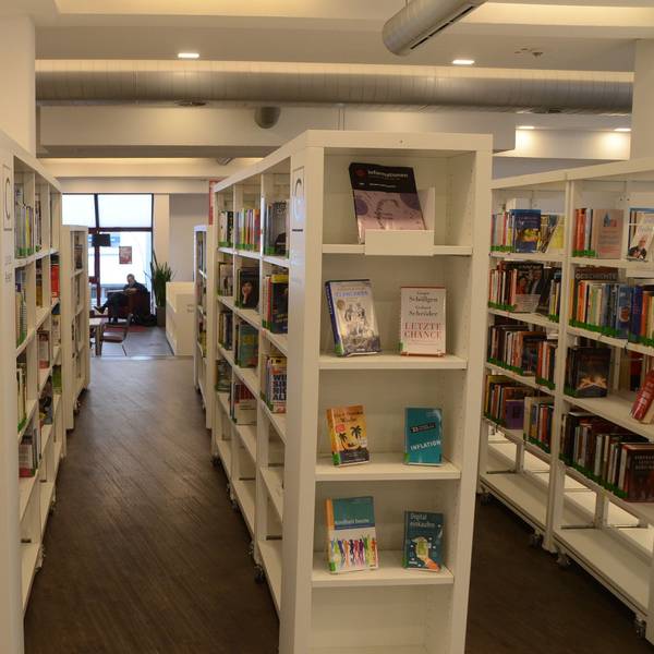 Bücherregale in einer Bibliothek.