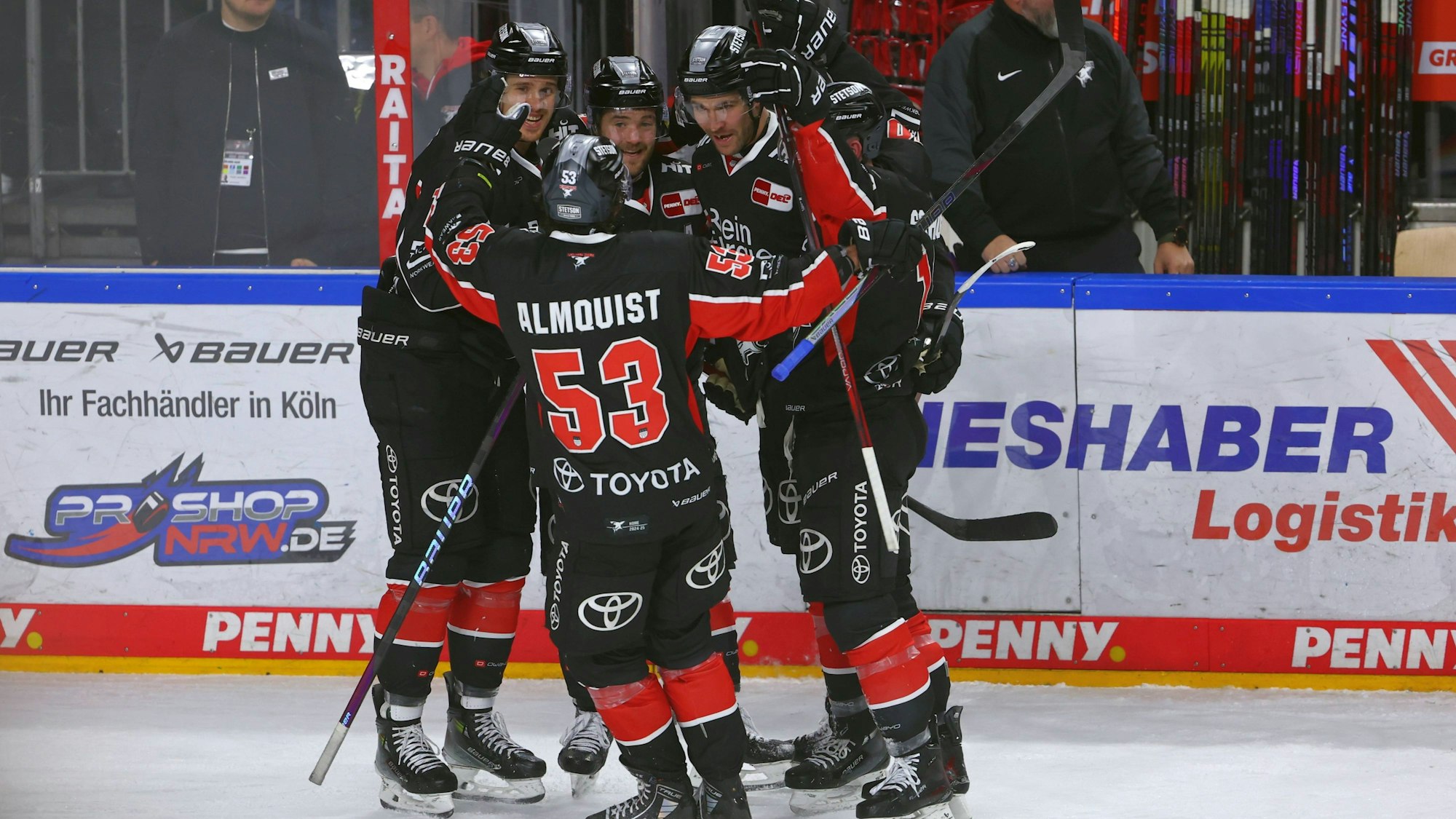 Die Kölner Spieler feiern das Tor von Alexandre Grenier zum 4:3 gegen Berlin.
