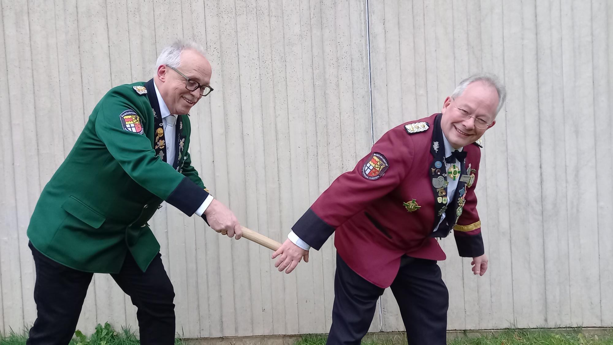 Christoph Kammers (l.) übergibt den Staffelstab an Manfred Müller.