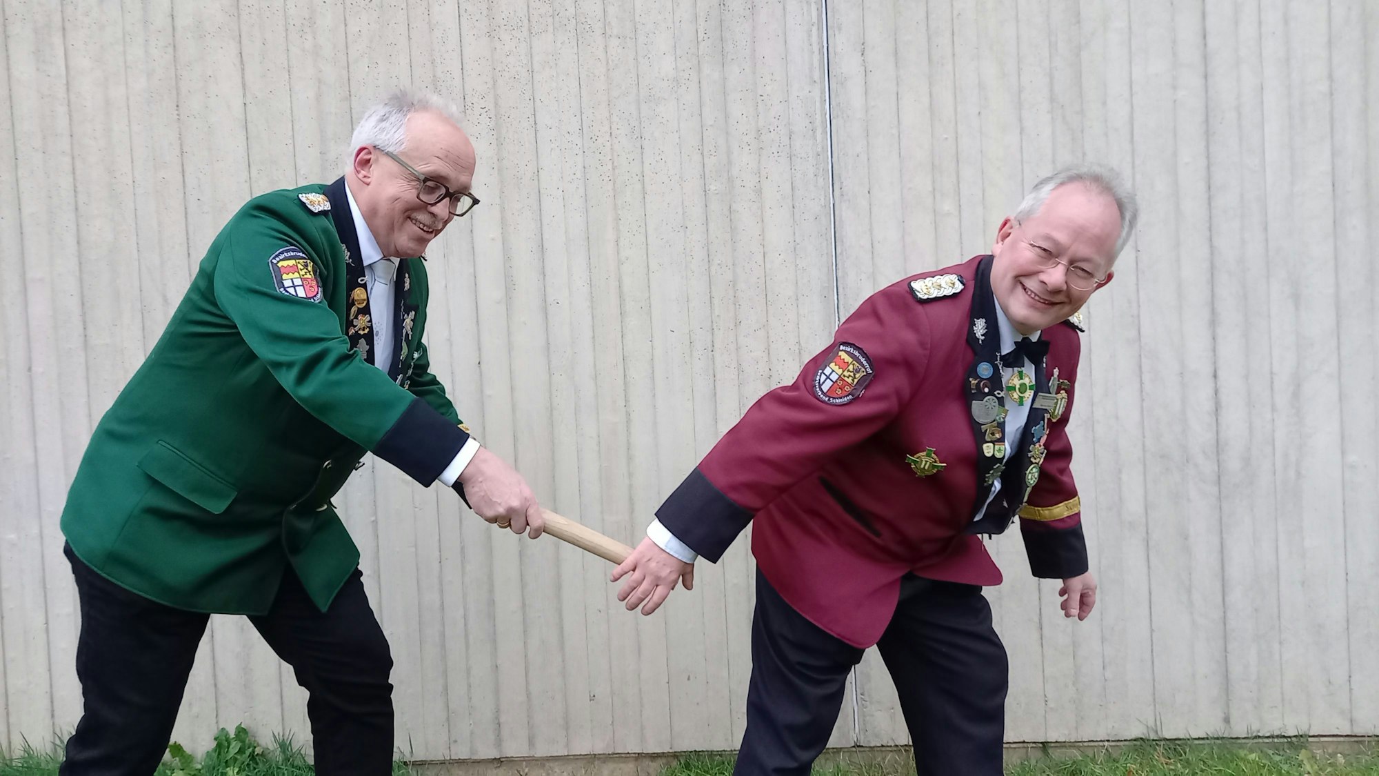 Christoph Kammers (l.) übergibt den Staffelstab an Manfred Müller.