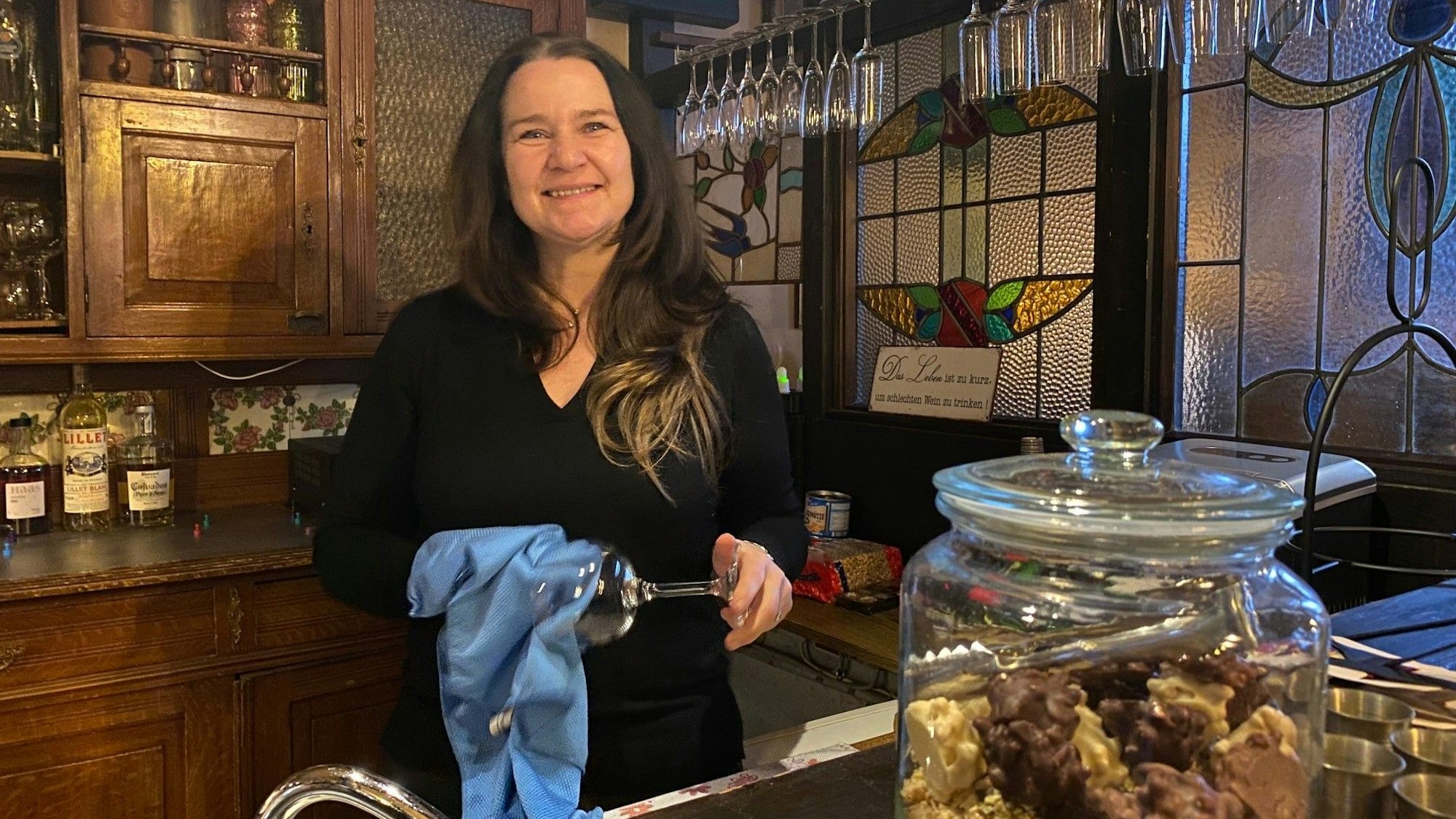 Zu sehen ist Renate Schmolz, die hinter der Theke des Lokals steht.